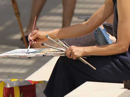 Malkurs Kassel - Frau malt mit Pinsel