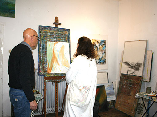 Michael Evers spricht mit Teilnehmerin im Malkurs Kassel